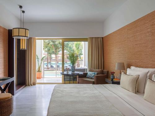 Habitación Signature con cama extragrande, balcón y acceso a la piscina del hotel Victoria Golf Resort and Spa Managed by Accor. Foto 1