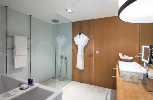 Suite Junior con cama extragrande, balcón y sofá cama del hotel Victoria Golf Resort and Spa Managed by Accor. Foto 4