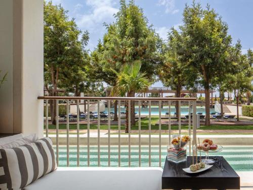 Habitación Doble Signature con balcón y acceso a la piscina - 2 camas del hotel Victoria Golf Resort and Spa Managed by Accor. Foto 2
