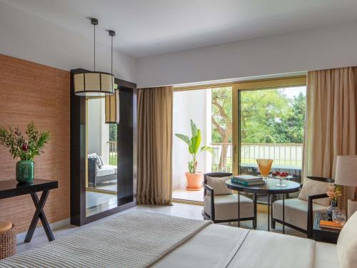 Habitación doble deluxe con cama grande y balcón del hotel Victoria Golf Resort and Spa Managed by Accor. Foto 2