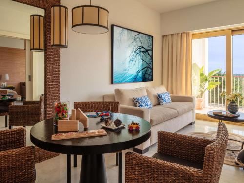 Suite Familiar de 2 dormitorios - 1 cama extragrande y 2 camas individuales del hotel Victoria Golf Resort and Spa Managed by Accor. Foto 1