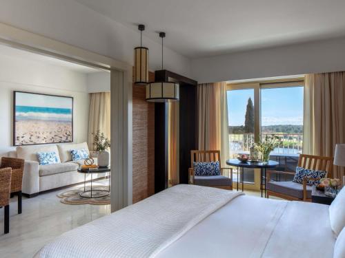 Suite Junior con cama extragrande, balcón y vistas al campo de golf del hotel Victoria Golf Resort and Spa Managed by Accor. Foto 2
