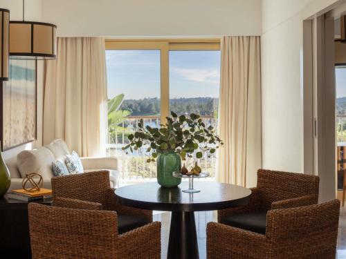 Suite Junior con cama extragrande, balcón y vistas al campo de golf del hotel Victoria Golf Resort and Spa Managed by Accor. Foto 4