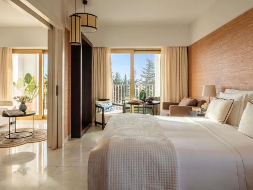 Suite Junior con cama extragrande, balcón y sofá cama del hotel Victoria Golf Resort and Spa Managed by Accor. Foto 3