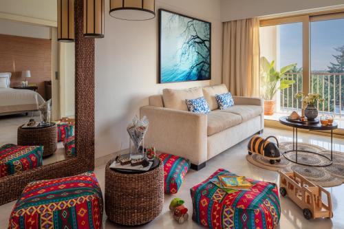 Suite Familiar de 2 dormitorios - 1 cama extragrande y 2 camas individuales del hotel Victoria Golf Resort and Spa Managed by Accor. Foto 5