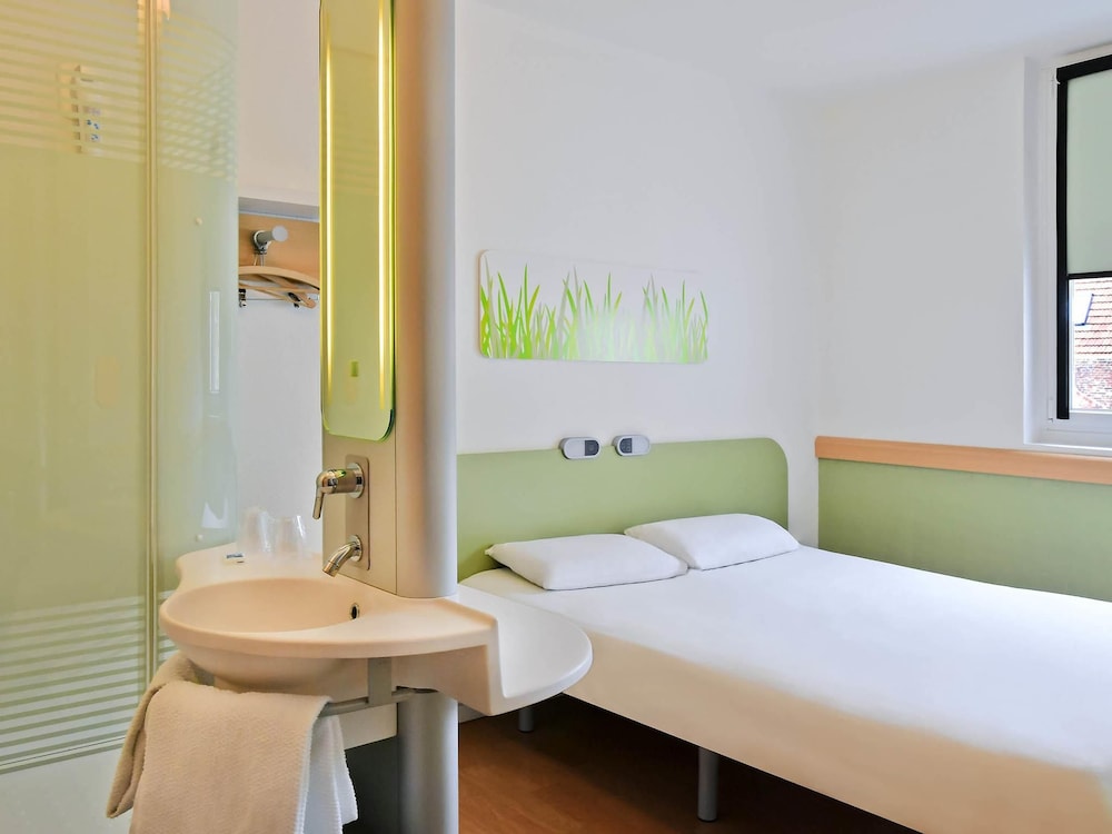 DOBLE - Habitación con una cama grande del hotel Ibis Budget Nimes Centre Gare. Foto 1