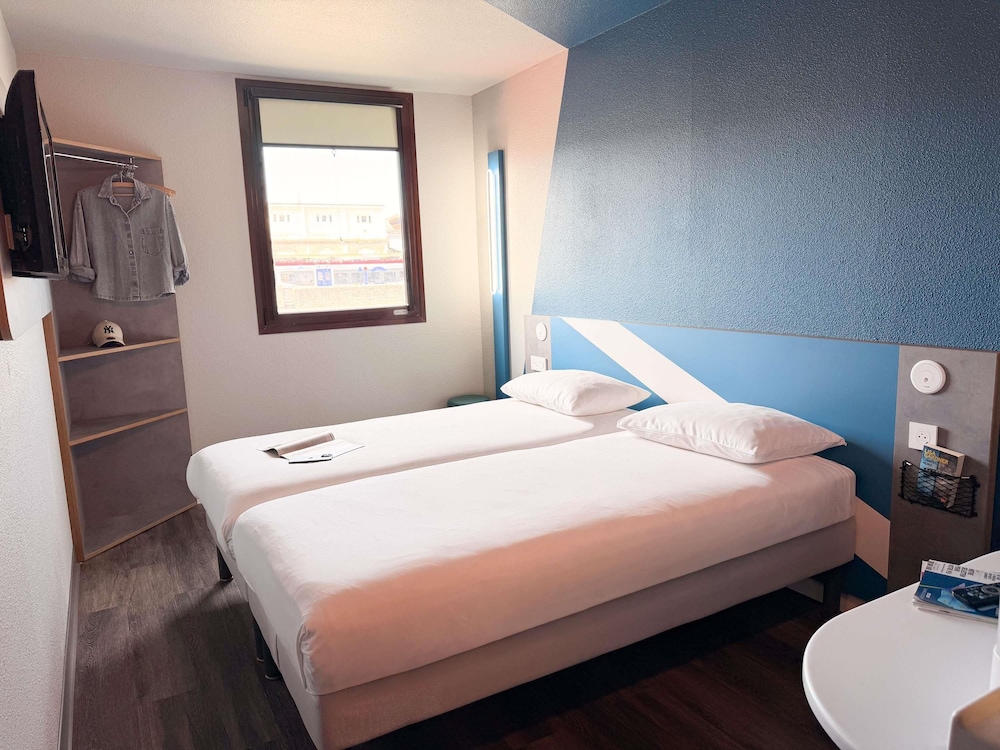 GEMELA - Habitación con camas individuales del hotel Ibis Budget Nimes Centre Gare. Foto 1