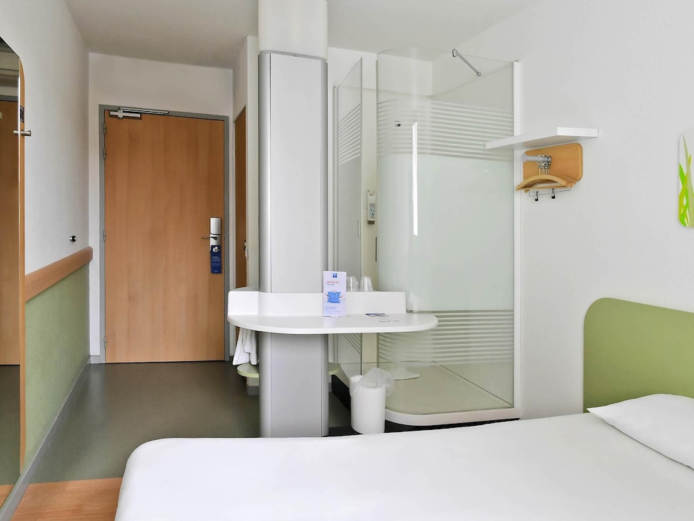GEMELA - Habitación con camas individuales del hotel Ibis Budget Nimes Centre Gare. Foto 4