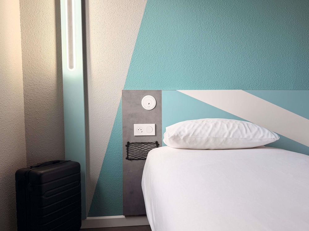 GEMELA - Habitación con camas individuales del hotel Ibis Budget Nimes Centre Gare. Foto 5