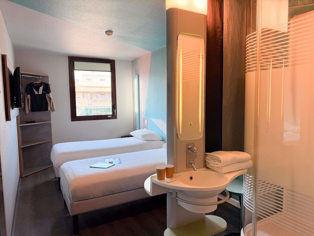 GEMELA - Habitación con camas individuales del hotel Ibis Budget Nimes Centre Gare. Foto 6
