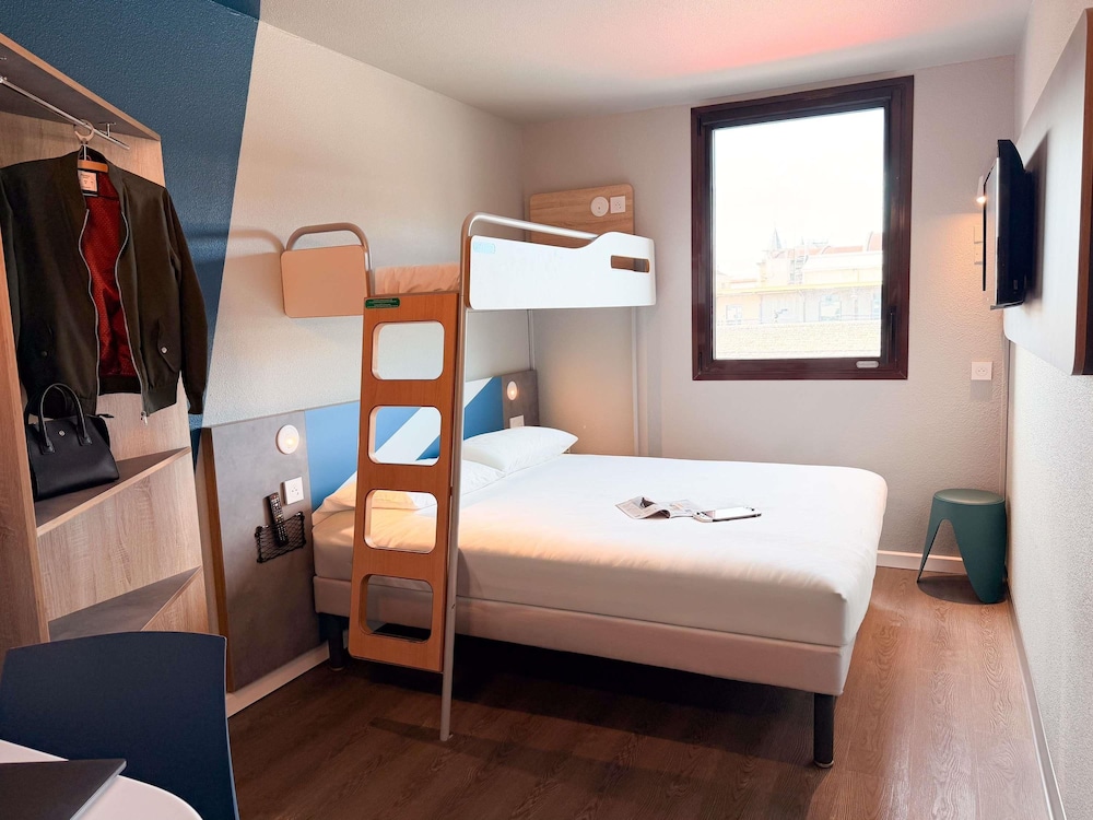 TRIPLE - Habitación con una cama grande y una cama litera del hotel Ibis Budget Nimes Centre Gare