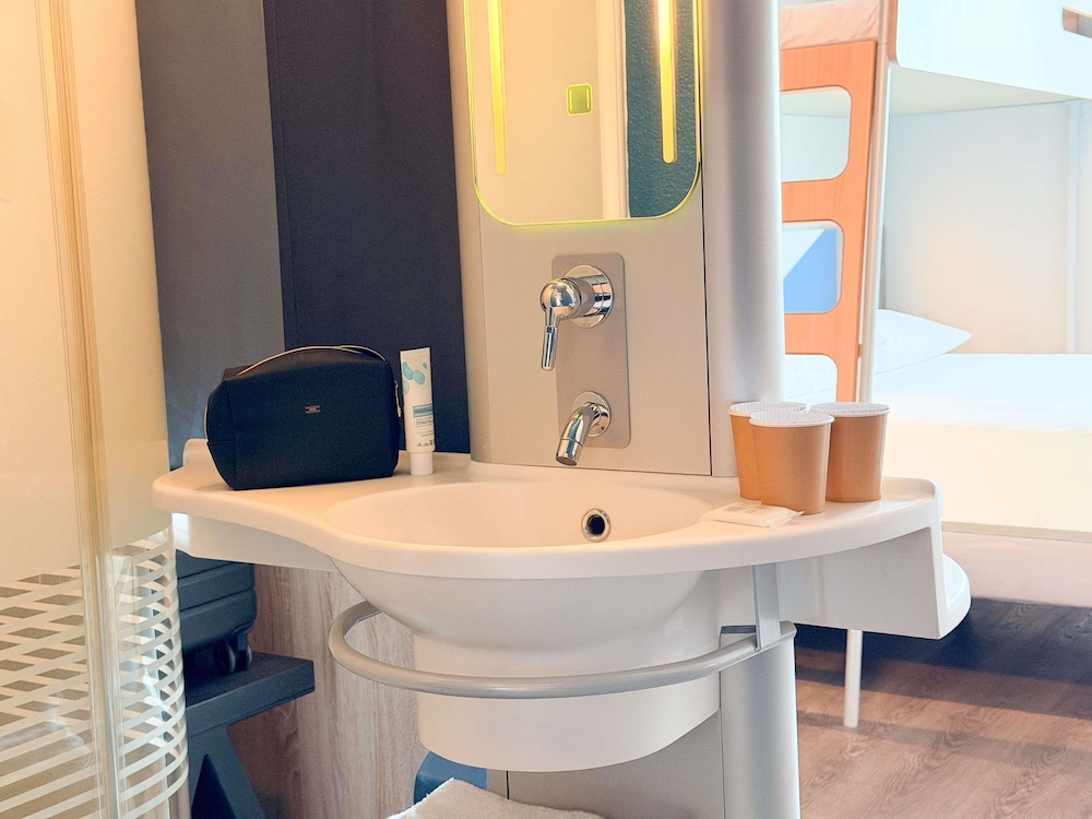 TRIPLE - Habitación con una cama grande y una cama litera del hotel Ibis Budget Nimes Centre Gare. Foto 1