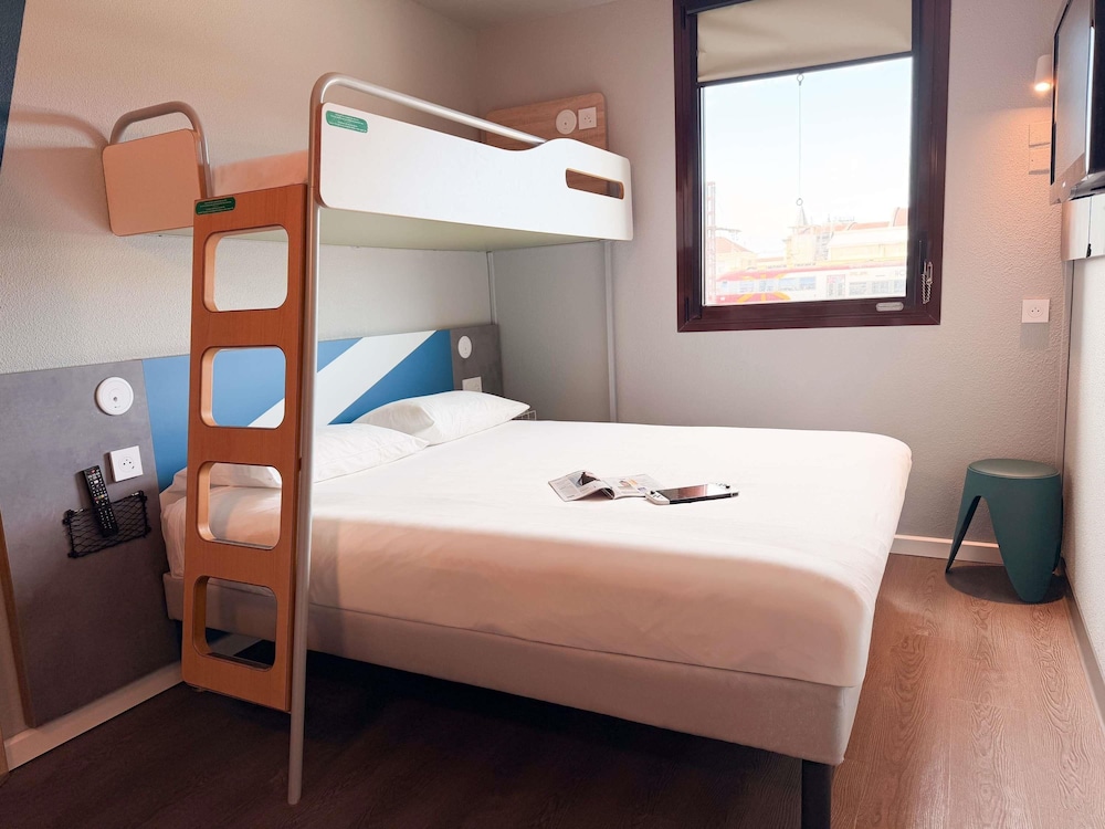TRIPLE - Habitación con una cama grande y una cama litera del hotel Ibis Budget Nimes Centre Gare. Foto 7