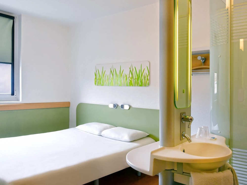 DOBLE - Habitación con una cama grande del hotel Ibis Budget Nimes Centre Gare. Foto 5