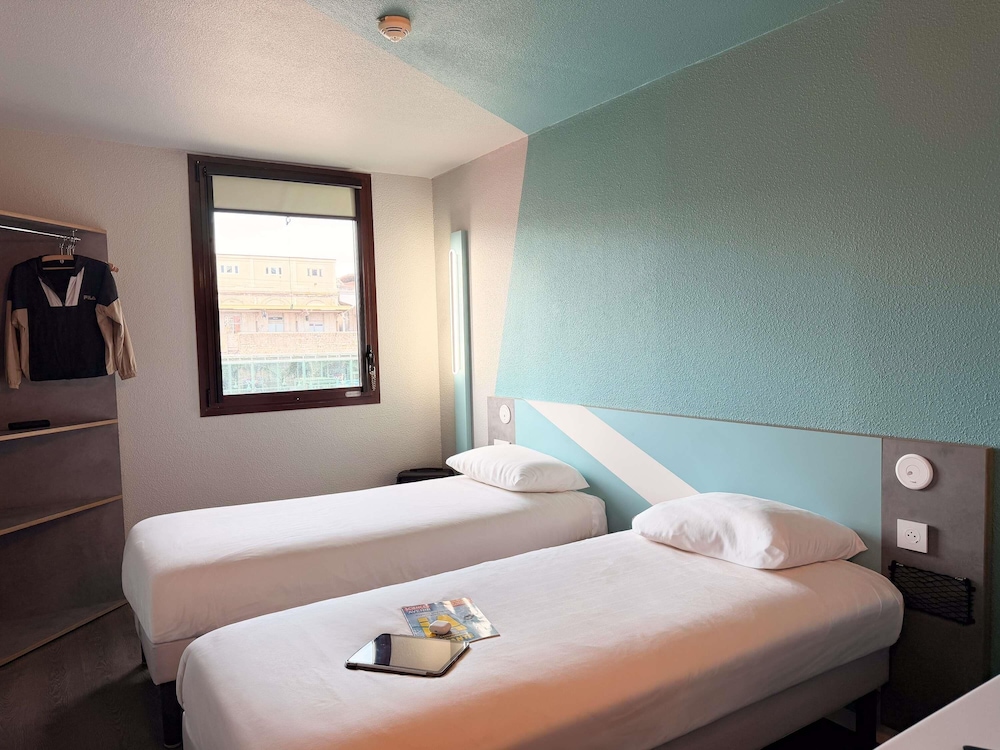 GEMELA - Habitación con camas individuales del hotel Ibis Budget Nimes Centre Gare