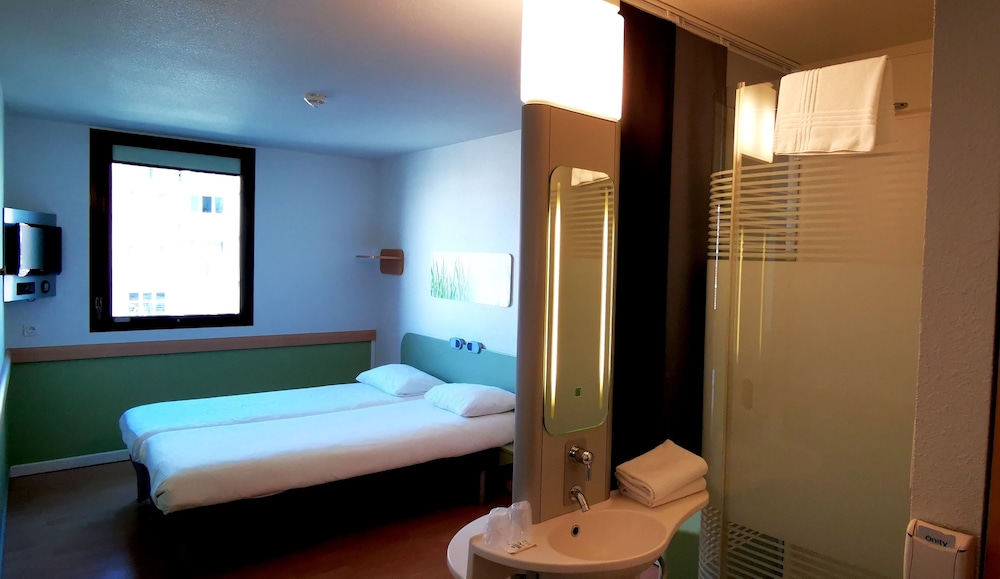 GEMELA - Habitación con camas individuales del hotel Ibis Budget Nimes Centre Gare. Foto 1