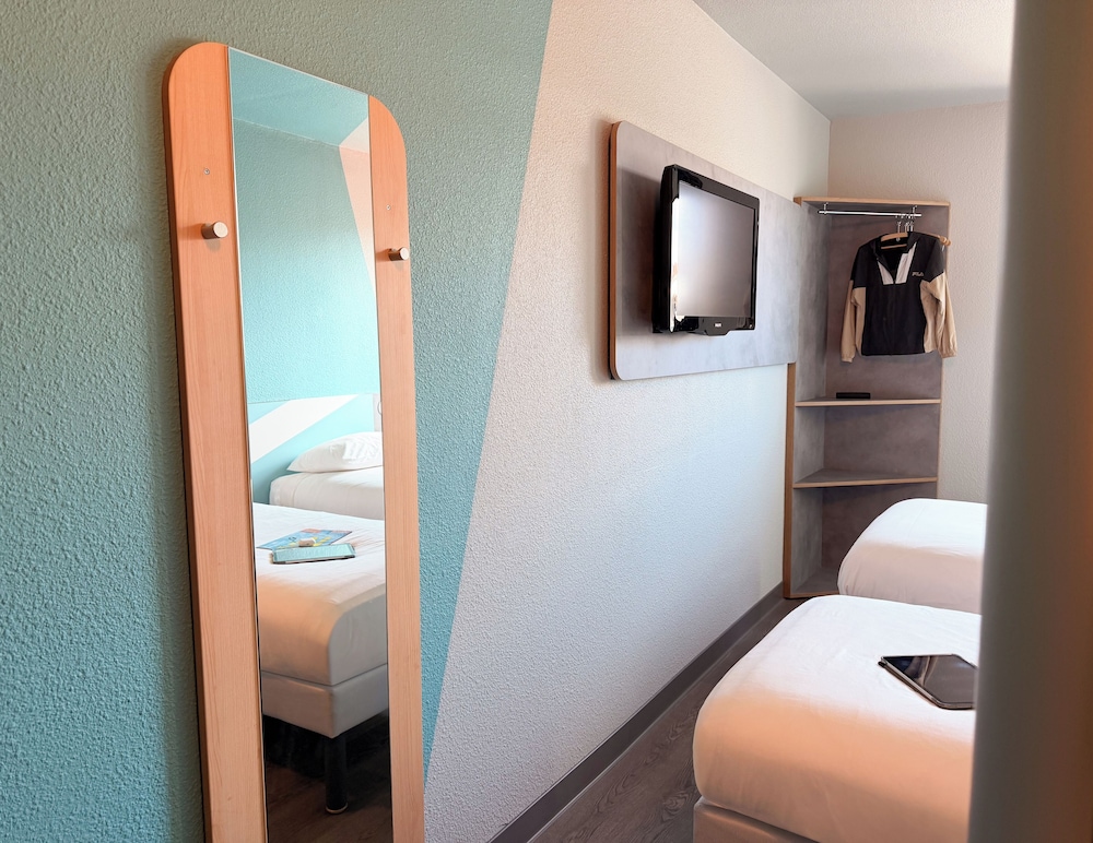 GEMELA - Habitación con camas individuales del hotel Ibis Budget Nimes Centre Gare. Foto 4