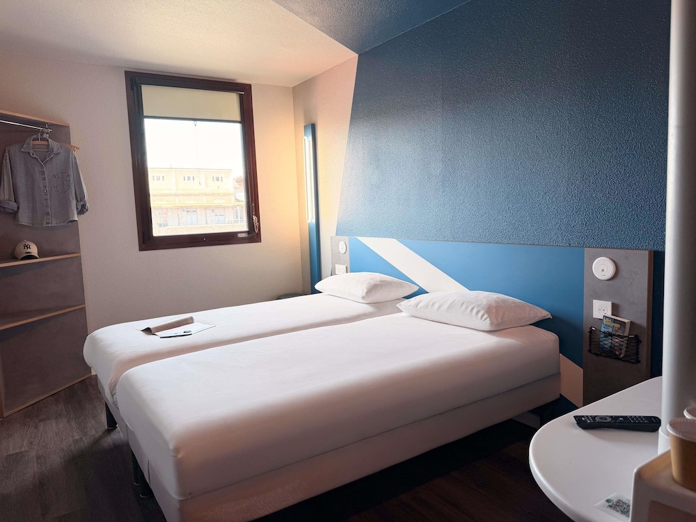 GEMELA - Habitación con camas individuales del hotel Ibis Budget Nimes Centre Gare. Foto 10