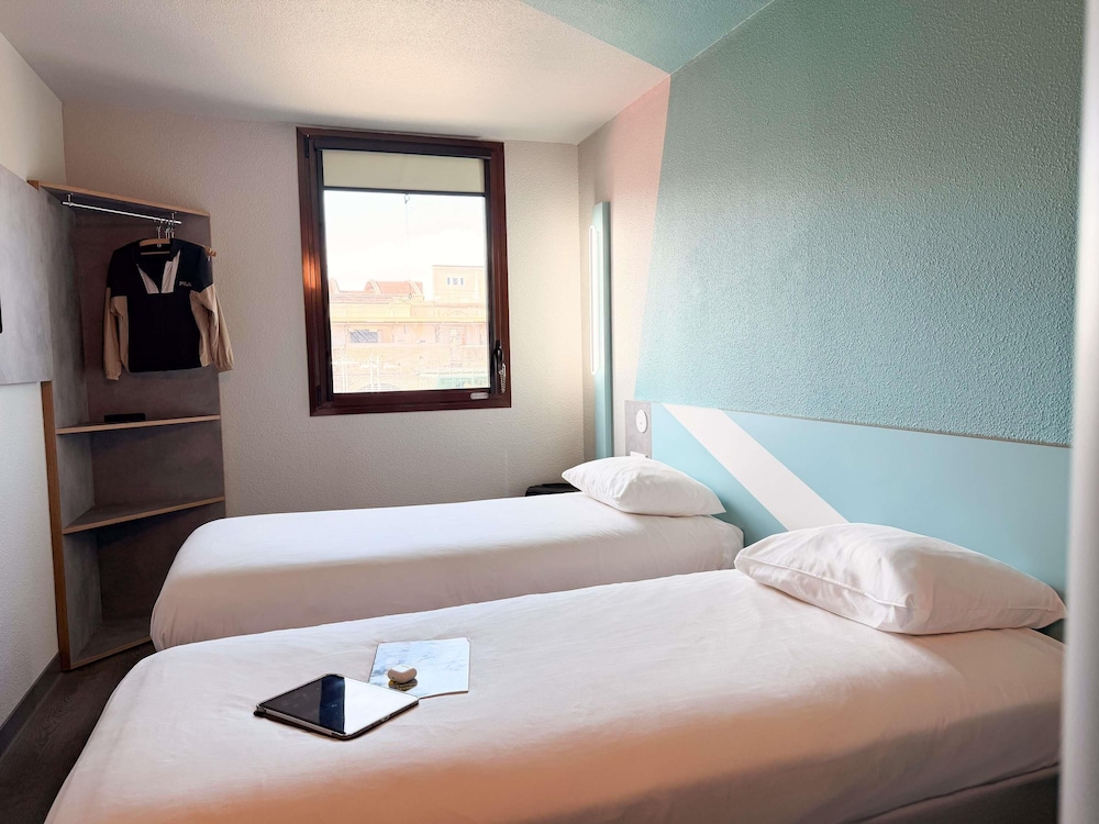 GEMELA - Habitación con camas individuales del hotel Ibis Budget Nimes Centre Gare. Foto 14