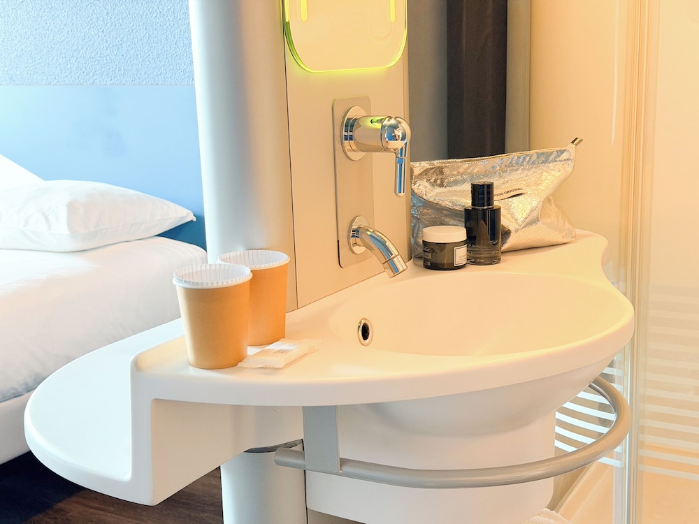 GEMELA - Habitación con camas individuales del hotel Ibis Budget Nimes Centre Gare. Foto 17