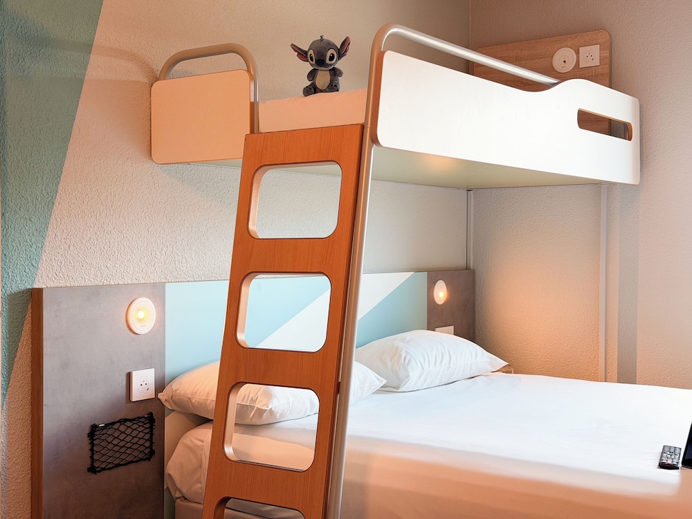 TRIPLE - Habitación con una cama grande y una cama litera del hotel Ibis Budget Nimes Centre Gare. Foto 2