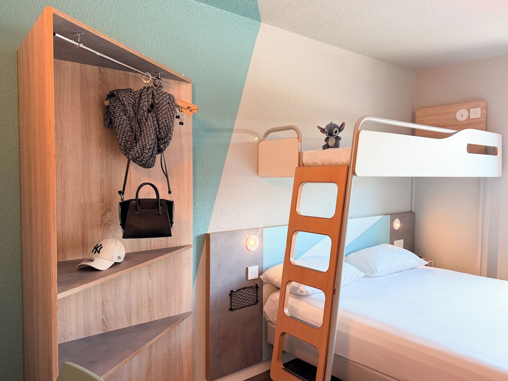 TRIPLE - Habitación con una cama grande y una cama litera del hotel Ibis Budget Nimes Centre Gare. Foto 3