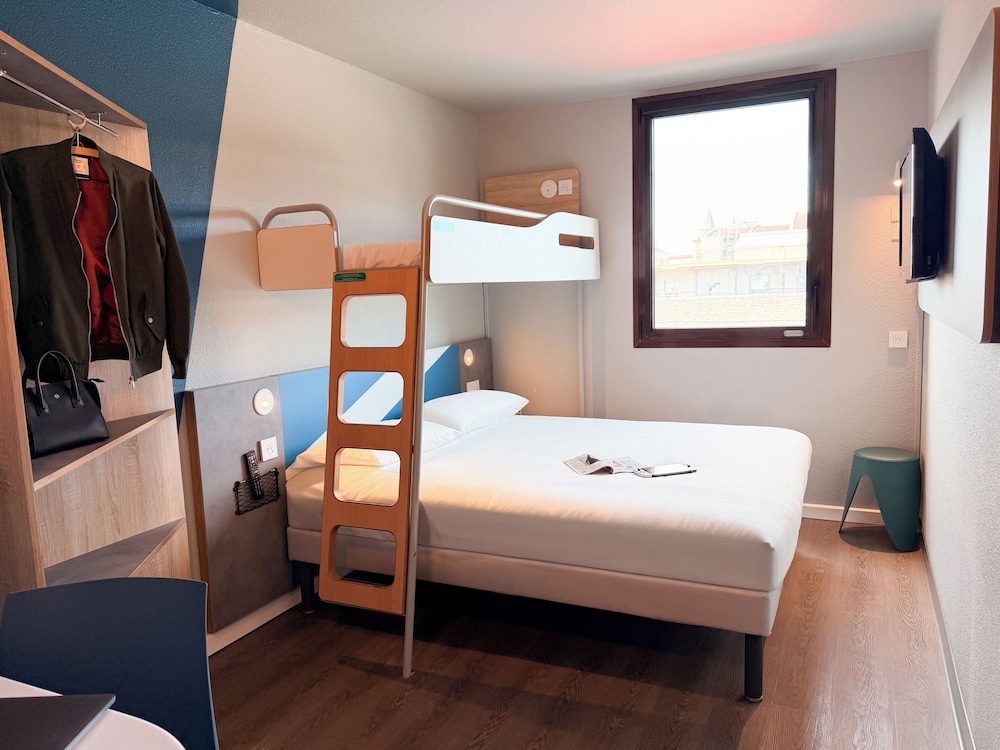 TRIPLE - Habitación con una cama grande y una cama litera del hotel Ibis Budget Nimes Centre Gare. Foto 6