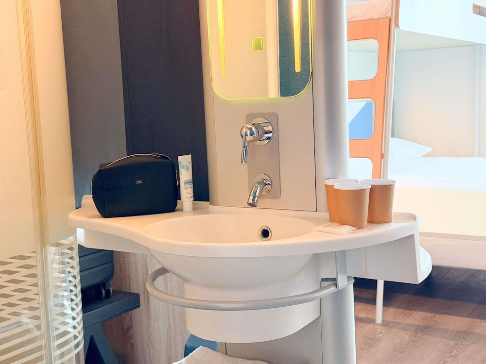 TRIPLE - Habitación con una cama grande y una cama litera del hotel Ibis Budget Nimes Centre Gare. Foto 7