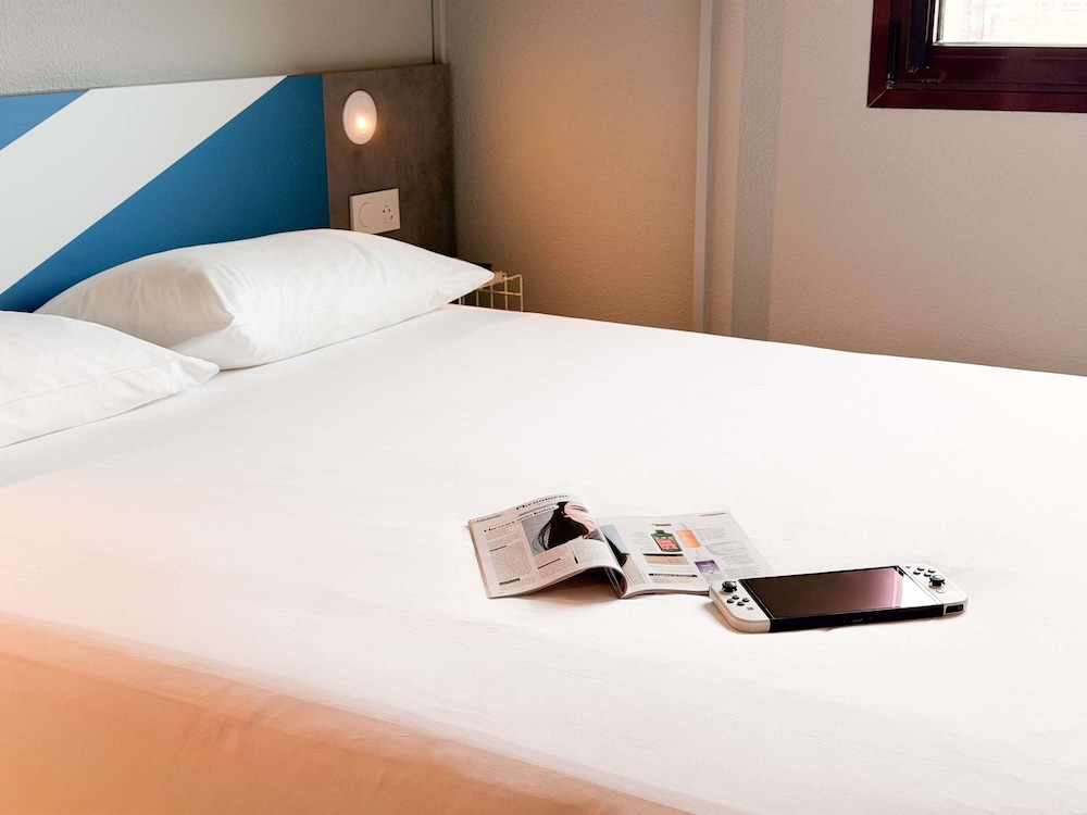 TRIPLE - Habitación con una cama grande y una cama litera del hotel Ibis Budget Nimes Centre Gare. Foto 8