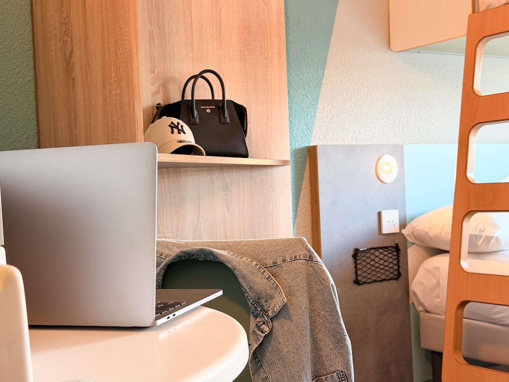 TRIPLE - Habitación con una cama grande y una cama litera del hotel Ibis Budget Nimes Centre Gare. Foto 9