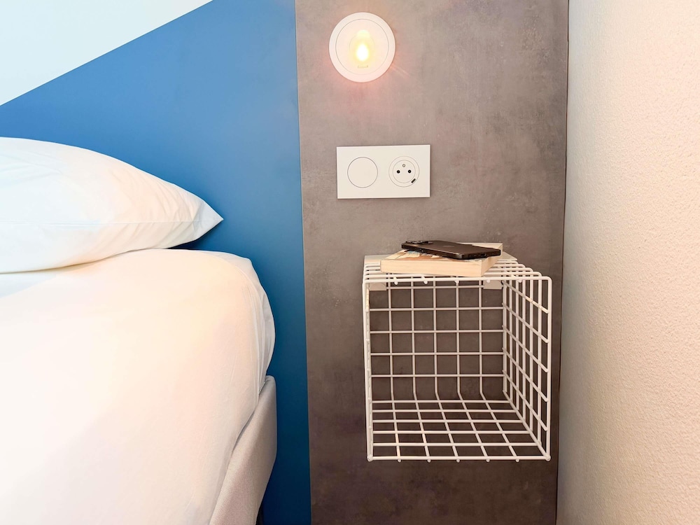 TRIPLE - Habitación con una cama grande y una cama litera del hotel Ibis Budget Nimes Centre Gare. Foto 10