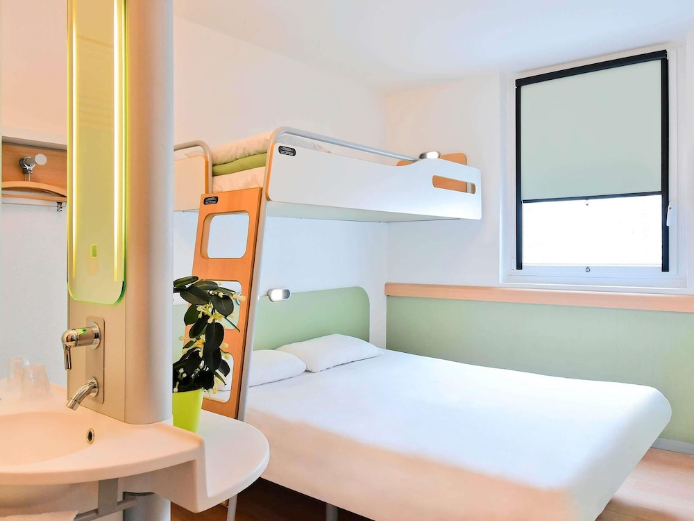 TRIPLE - Habitación con una cama grande y una cama litera del hotel Ibis Budget Nimes Centre Gare. Foto 11
