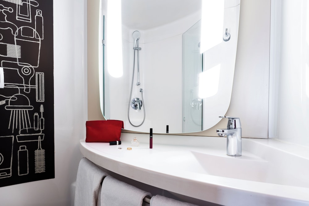 Habitación estándar con 2 camas individuales del hotel Ibis Rouen Centre Champ De Mars. Foto 4
