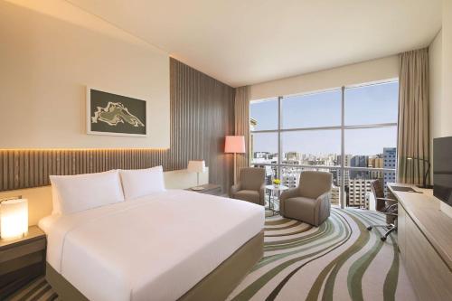 Habitación con cama extragrande del hotel Doubletree By Hilton Doha Old Town. Foto 4