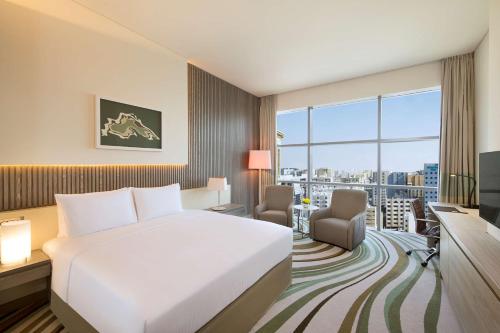 Estudio con cama extragrande del hotel Doubletree By Hilton Doha Old Town. Foto 3