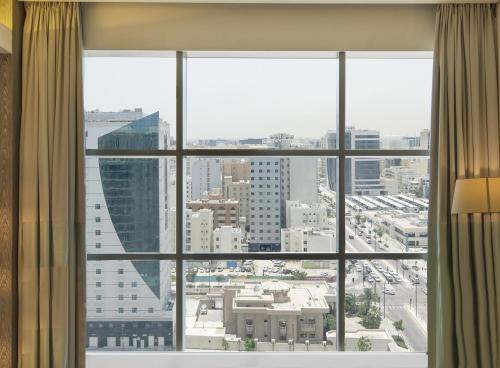Estudio con cama extragrande del hotel Doubletree By Hilton Doha Old Town. Foto 5