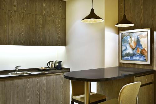 Estudio con cama extragrande del hotel Doubletree By Hilton Doha Old Town. Foto 6