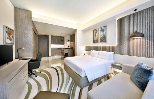 Estudio con cama extragrande y vistas al mar del hotel Doubletree By Hilton Doha Old Town. Foto 1