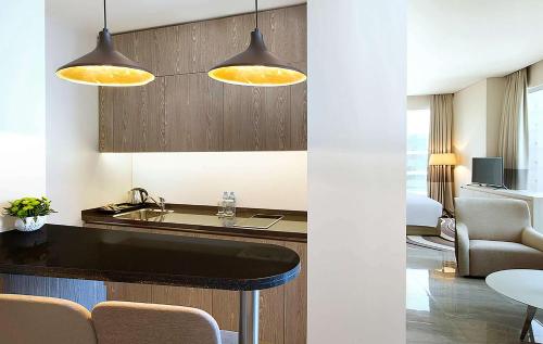 Estudio con cama extragrande y vistas al mar del hotel Doubletree By Hilton Doha Old Town. Foto 4