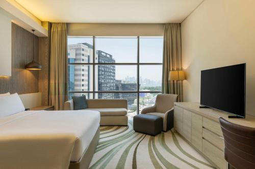Estudio con cama extragrande y vistas al mar del hotel Doubletree By Hilton Doha Old Town. Foto 5