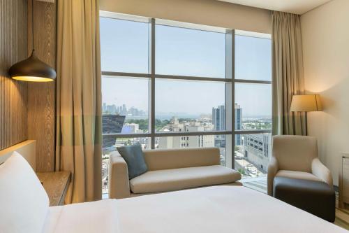Estudio con cama extragrande y vistas al mar del hotel Doubletree By Hilton Doha Old Town. Foto 6