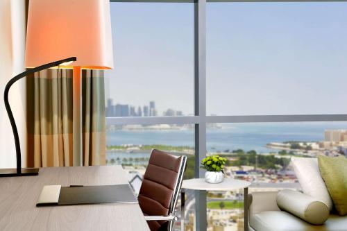 Habitación con vistas al mar y al horizonte - 1 cama extragrande del hotel Doubletree By Hilton Doha Old Town. Foto 1