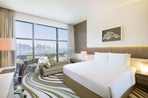 Habitación con vistas al mar y al horizonte - 1 cama extragrande del hotel Doubletree By Hilton Doha Old Town. Foto 2