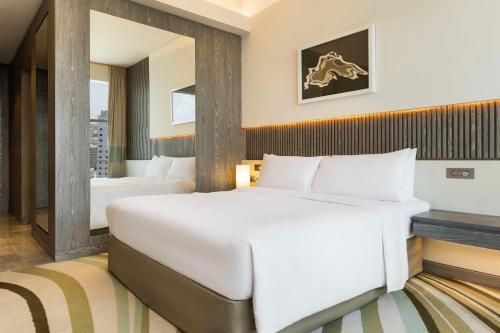 Habitación con vistas al mar y al horizonte - 1 cama extragrande del hotel Doubletree By Hilton Doha Old Town. Foto 4