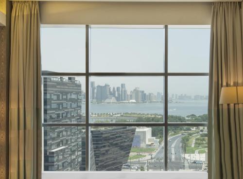 Habitación con vistas al mar y al horizonte - 1 cama extragrande del hotel Doubletree By Hilton Doha Old Town. Foto 5