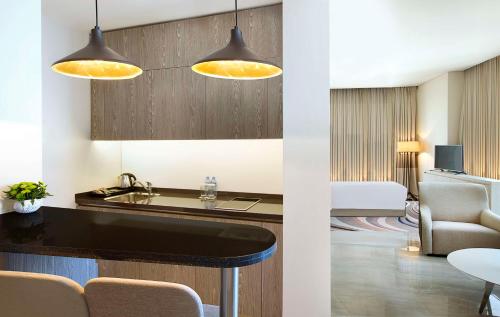 Suite Junior del hotel Doubletree By Hilton Doha Old Town. Foto 3
