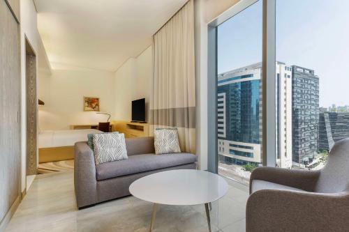 Suite Junior del hotel Doubletree By Hilton Doha Old Town. Foto 4