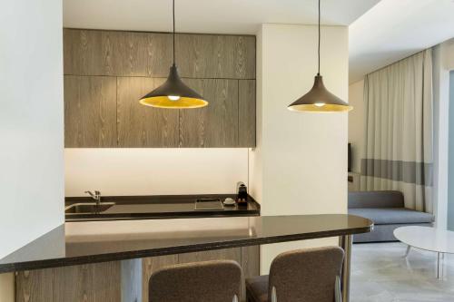 Suite Junior del hotel Doubletree By Hilton Doha Old Town. Foto 7