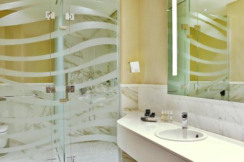 Suite Junior del hotel Doubletree By Hilton Doha Old Town. Foto 8