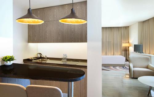 Suite Junior del hotel Doubletree By Hilton Doha Old Town. Foto 9